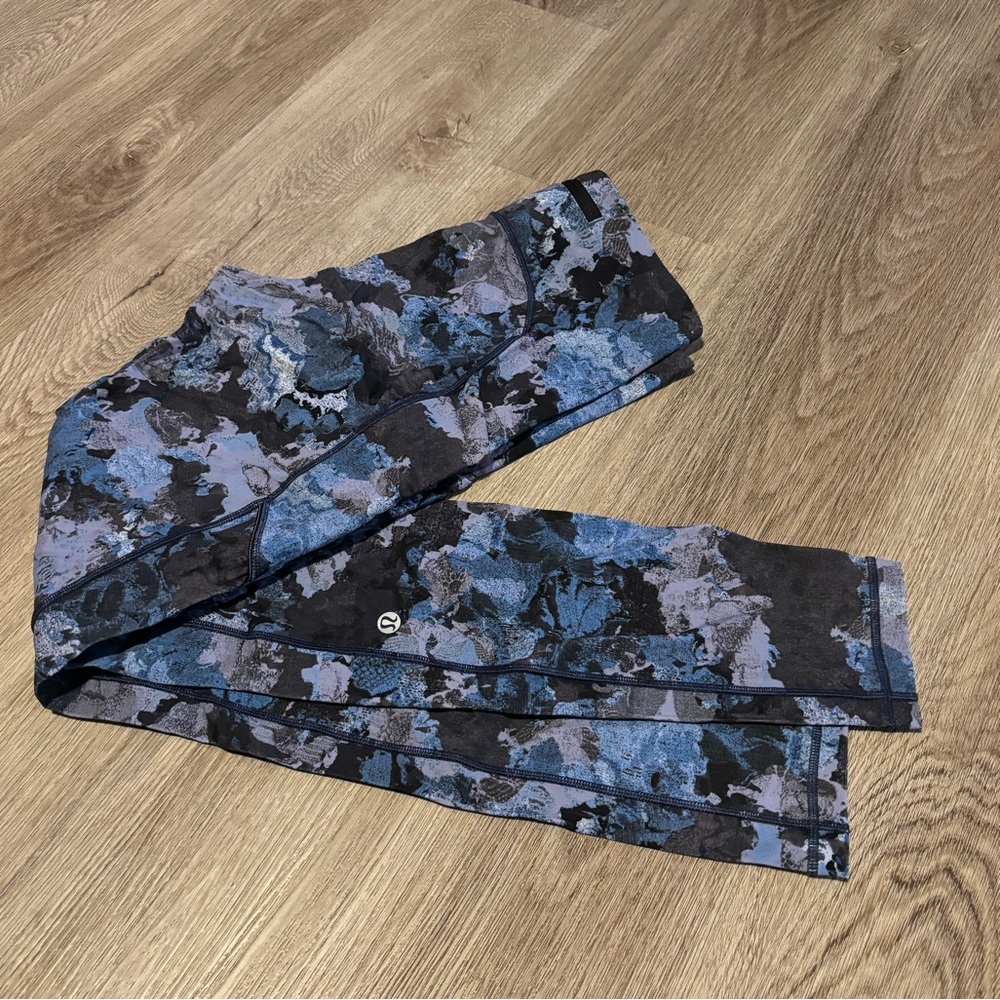 LULULEMON Speed Up Tight *Full-On Luxtreme 28"
Screen Camo Multi Size 6 - Picture 11 of 12